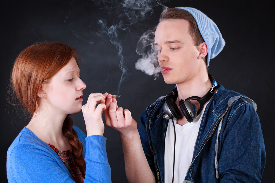 young people smoking cigarettes