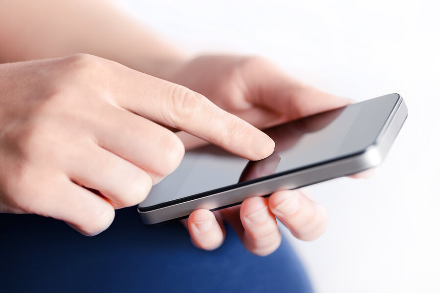 Hand holding a mobile device.